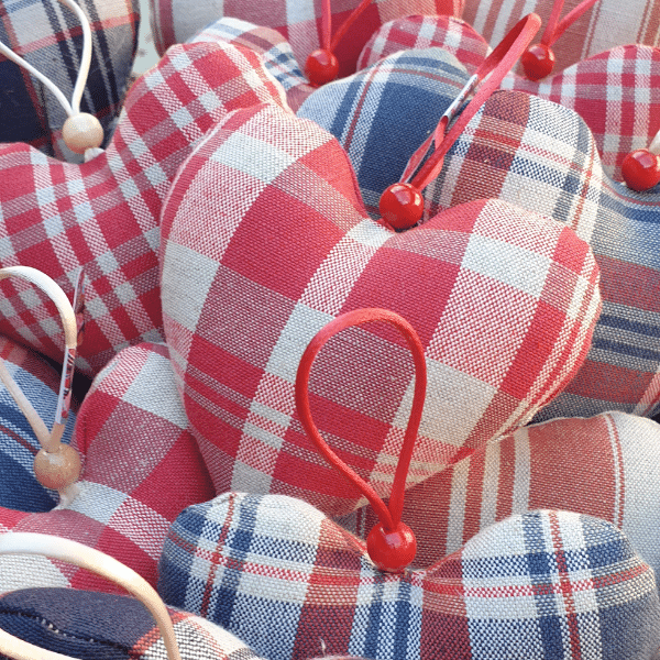 Coeur en tissu kelsch à suspendre et parfumer