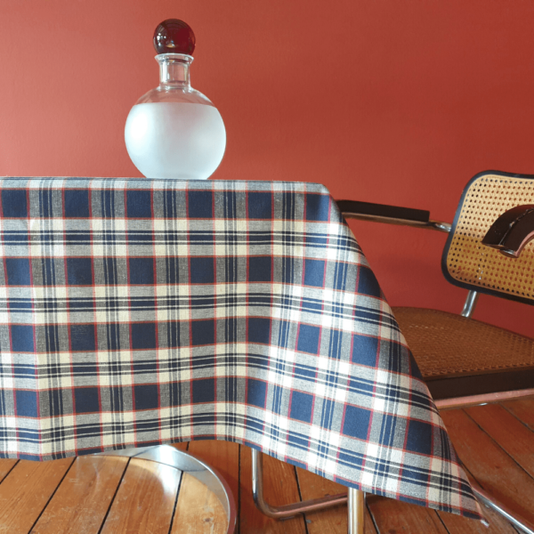 nappe en tissu kelsch d'Alsace à gros carreaux bleu marine