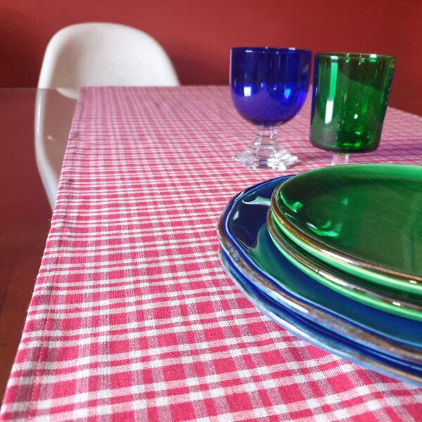 4 assiettes empilées sur un chemin de table en tissu kelsch carreaux rouges