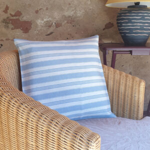 Coussin en tissu kelsch rayures horizontales bleues
